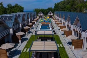 贡斯基Natural Resort的享有带桌子和遮阳伞的度假村的顶部景色
