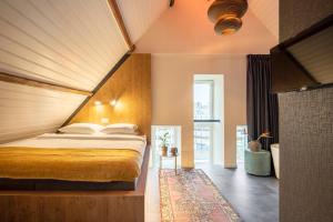 乌得勒支Bunk Hotel Utrecht的一间卧室配有一张大床和木制床头板