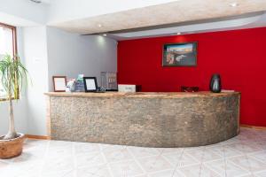 韦拉克鲁斯Hotel Santander Veracruz - Malecon的一间红色墙壁的房间里酒吧