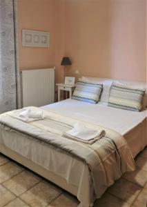 科林瓦里奥Sandy's Home的一张白色的大床,带两条毛巾