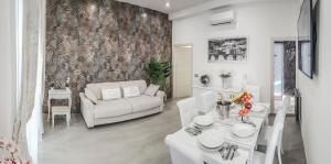丽都迪奥斯蒂亚NEW MOON LUXURY APARTMENT的客厅配有白色的沙发和桌子