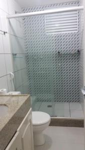 巴雷里尼亚斯Apartamento em Resort的一间带卫生间和玻璃淋浴间的浴室
