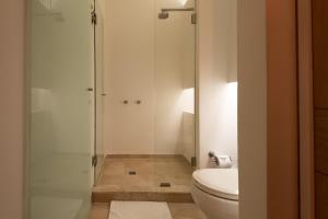 卡塔赫纳得力日澳酒店的一间带卫生间和玻璃淋浴间的浴室