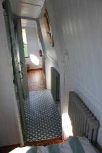 ChestertonCambridge Boat Hire的走廊设有楼梯,通往房间