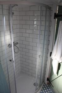 ChestertonCambridge Boat Hire的浴室里设有玻璃门淋浴