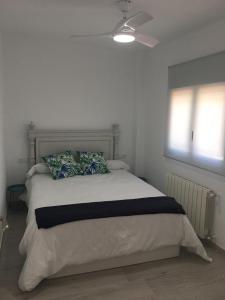 巴里亚纳Casa Ferrada的一间卧室配有一张大床和吊扇