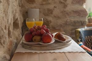 帕格Sobe Bile的桌上一盘水果和两杯橙汁