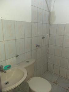 塞蒂拉瓜斯Acomodaçaoes koynonya的一间带卫生间和水槽的浴室