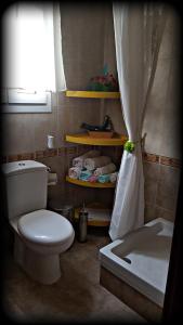 尼亚普拉莫斯Rose Apartment的浴室配有卫生间、淋浴和浴缸。