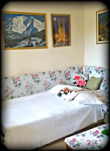 尼亚普拉莫斯Rose Apartment的客厅配有鲜花沙发