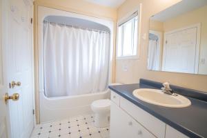 尼亚加拉瀑布Susan's Villa的一间带水槽、卫生间和镜子的浴室