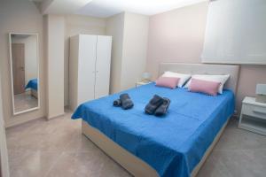 尼基季Akti Alegra Apartment II的一间卧室配有蓝色的床和2条毛巾