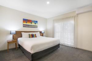 塔姆沃思塔姆沃思探索之旅酒店的一间卧室设有一张大床和一个窗户。