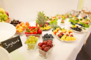 维宁根Hotel Emmerich的装满一碗水果和蔬菜的桌子