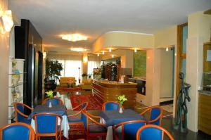 新福卡科特迪斯特酒店的带桌椅的房间和客厅