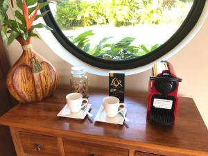 TevaitoaOcean Breeze Bungalow的桌上的两杯咖啡和镜子