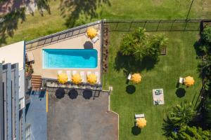麦夸里港The Mid Pacific的享有带游泳池的庭院的顶部景致