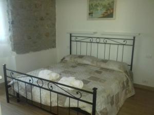 贝韦里诺Il mulino的一间卧室配有一张带白色毛巾的床