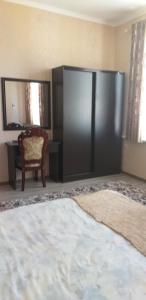 PanjakentHotel SUGD & Guest House的配有床、椅子和镜子的房间