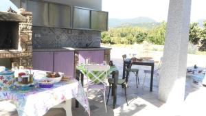 卡斯蒂亚达斯Casale Diletta的一个带桌椅的庭院和一间厨房