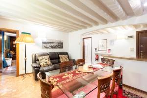 威尼斯Ca' del Carro Family Apartment的客厅配有桌子和沙发