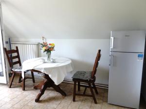 布达佩斯Family room for 4-6 person的厨房配有桌子和白色冰箱。