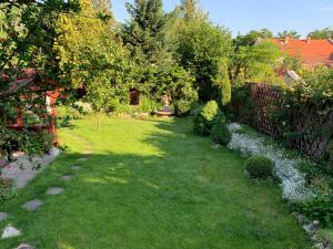 布达佩斯Family room for 4-6 person的一个带栅栏和绿色草地及树木的院子