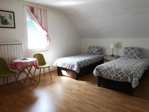 布达佩斯Family room for 4-6 person的一间卧室配有两张床和一张桌子及椅子