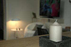 兰讷斯Bakkely GuestHouse的客厅里的一张桌子上的蜡烛