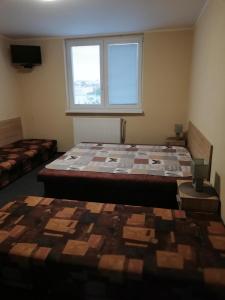 什图罗沃CENTRO的客房设有两张床和窗户。