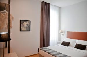罗马古特钠精品酒店的酒店客房设有床和窗户。