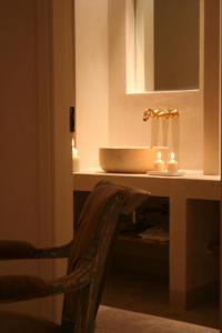 Vizzini卡斯特罗卡米尼旅馆的一间带水槽、镜子和椅子的浴室
