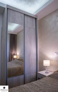 阿然德洛维克Perla Lux Apartments的卧室内的大镜子,配有床