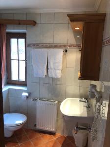 基茨比厄尔沃德卡普兰德酒店的浴室配有盥洗盆、卫生间和毛巾。