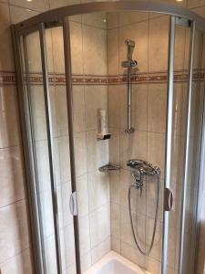 基茨比厄尔沃德卡普兰德酒店的带淋浴的浴室,配有水槽和淋浴
