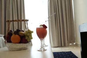 吉达Lamar Al Bawadi Hotel的桌上的水果和饮料