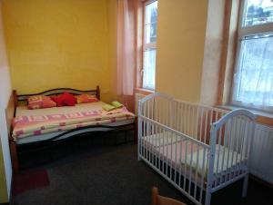 温佩尔克Penzion Volyňka的一间卧室配有一张床和两个婴儿