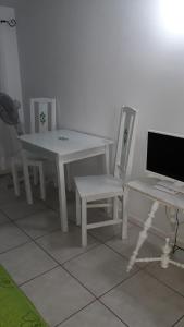 蒂米什瓦拉朱利亚酒店的一张白色的桌子和椅子以及一张带电脑的桌子
