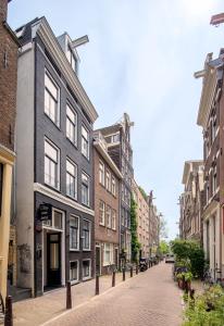 阿姆斯特丹Cityview Hotel的城市中一条鹅卵石街道,有建筑