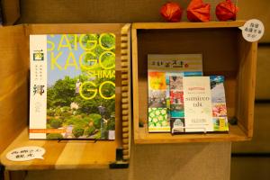 鹿儿岛新西野酒店的书架上书有两本