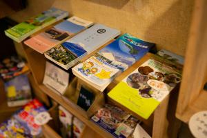 鹿儿岛新西野酒店的一堆书放在书架上