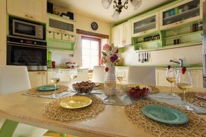 乌马格Casa Romantica的厨房配有带盘子和酒杯的桌子