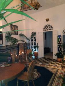 丹吉尔达纳科拉莱西利亚酒店的客厅配有桌椅