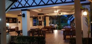 湄宏颂利姆塔恩度假村的一个带桌椅的用餐区以及一间餐厅