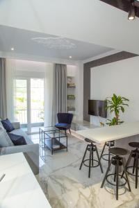 韦里亚Veria Luxury Suite的客厅配有一张白色的大桌子和椅子