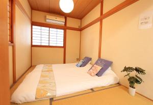 京都二条舎京小屋的一间设有两张枕头的床的客房
