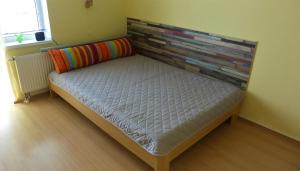 特兹萨茨Dom Max的一间卧室配有一张带木制床头板的床