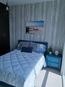 里奥阿托Ocean 3, Playa Blanca的一间卧室配有蓝色的床和蓝色的桌子