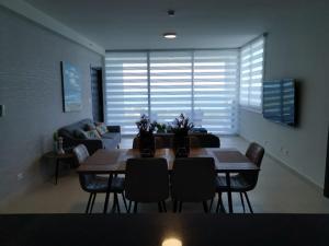 里奥阿托Ocean 3, Playa Blanca的客厅配有桌椅和沙发