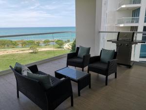 里奥阿托Ocean 3, Playa Blanca的阳台配有桌椅,享有海景。